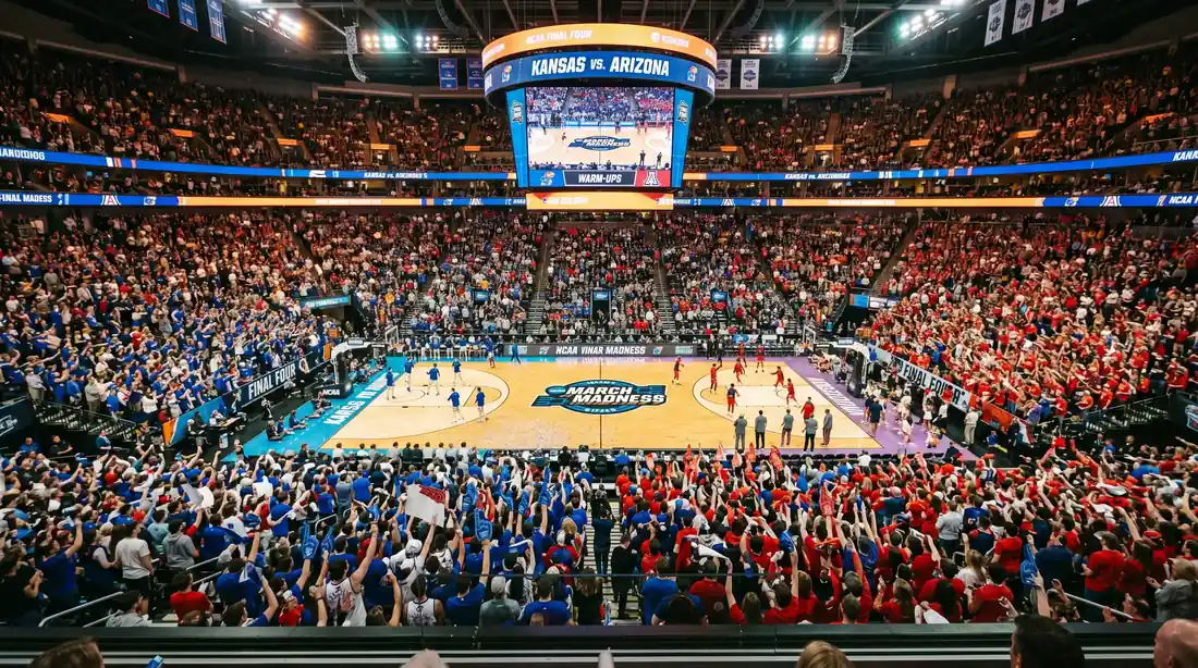Ambiente de March Madness en una cancha de baloncesto universitario NCAA llena de espectadores